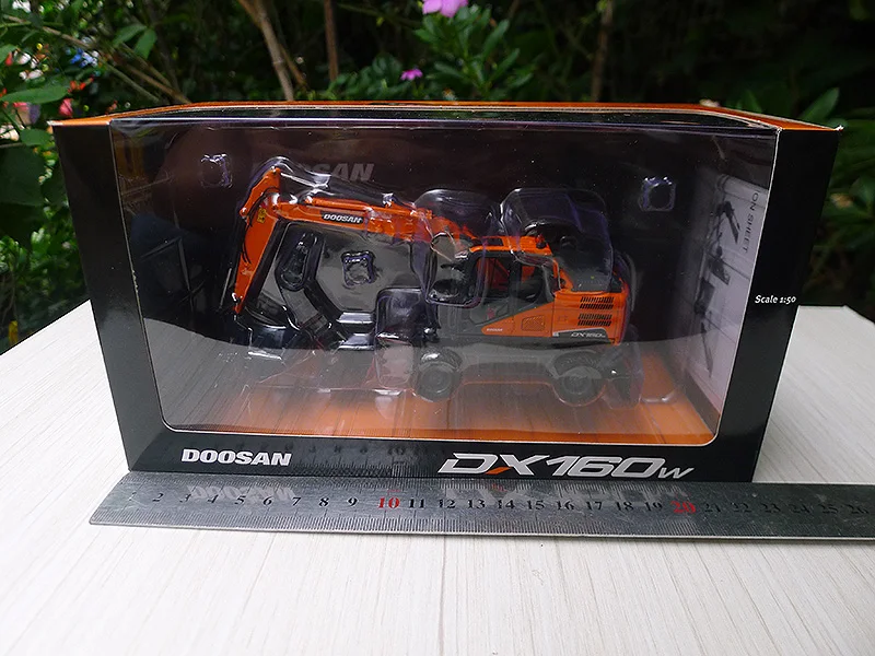 1:50 Doosan DX160W Alloy Excavator Model Gifts Souvenir Toys Gift Boys