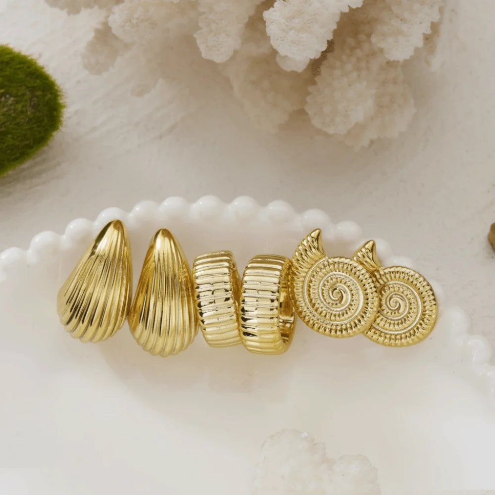 Einfache goldene Seestern-Ohrringe, strukturierte Seestern-C-förmige Ohrringe, Set mit Wassertropfen-Beschichtung, Muschel-Hängeohrringe, Urlaub – Detail 12