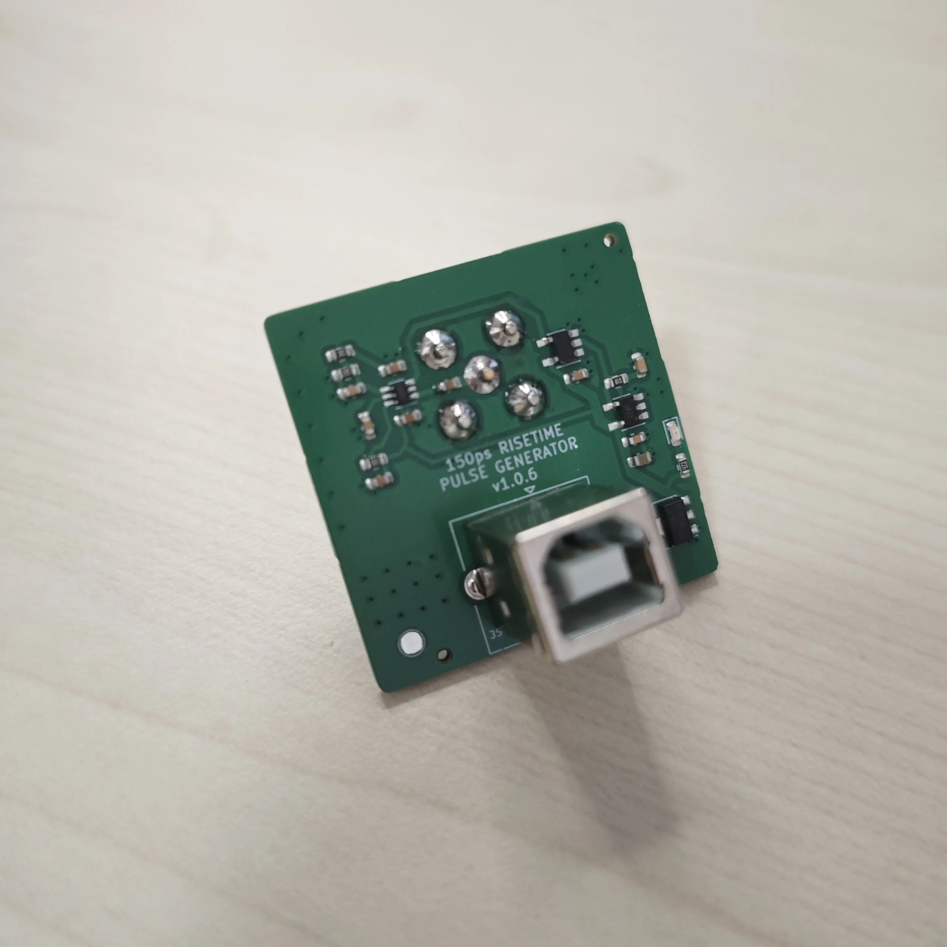 

Fast edge pulse generator - 150 picoseconds rise time. Measurement oscilloscope bandwidth. TDR measurement.