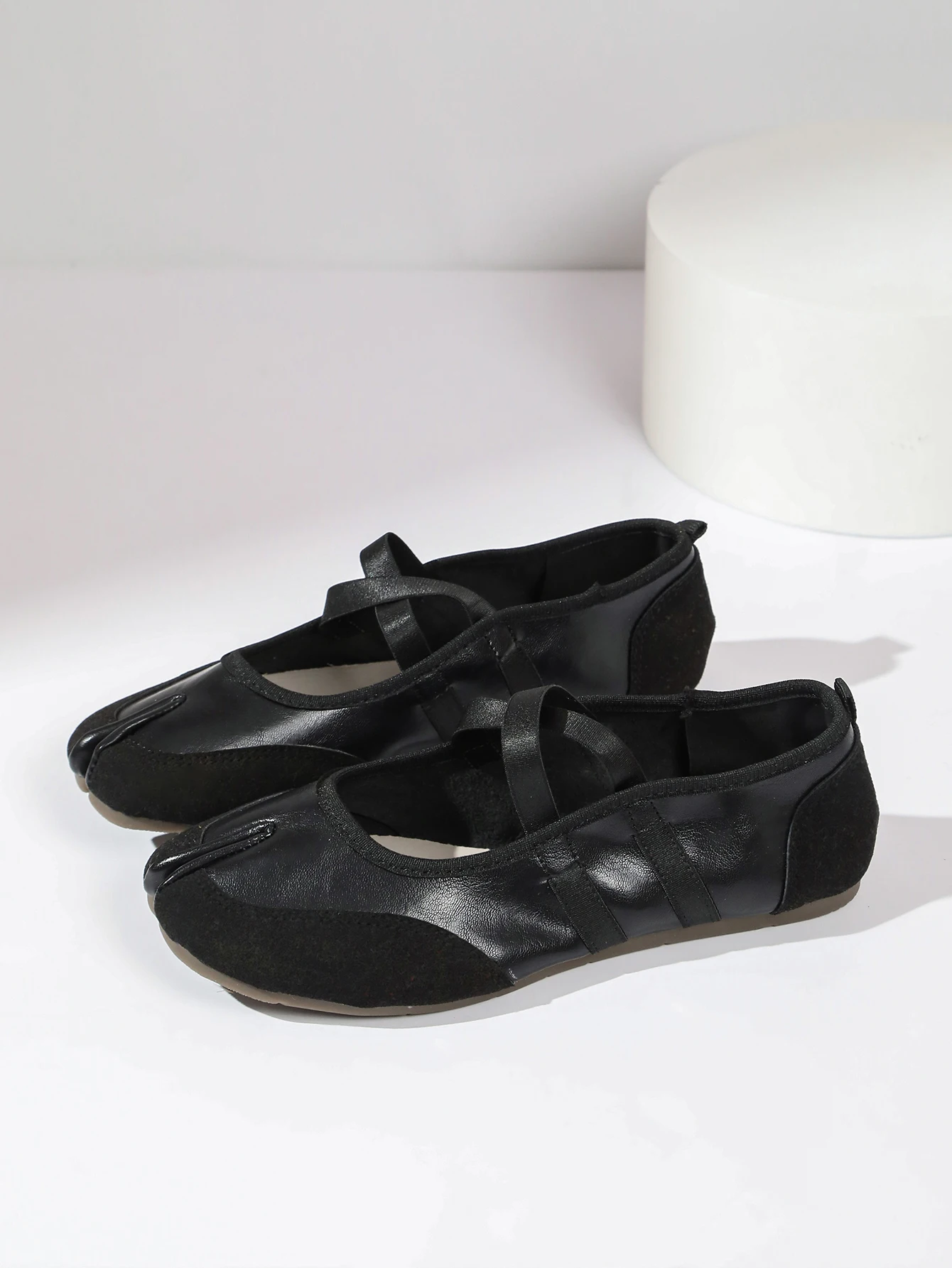 Flache Schuhe mit Kreuzriemen für Damen, lässiges Modedesign, Mary Jane Schuh, Slip-on, geteilte Zehenpartie, Ballett-Trainer, Sommer 2026, elegant, neu – Detail 37