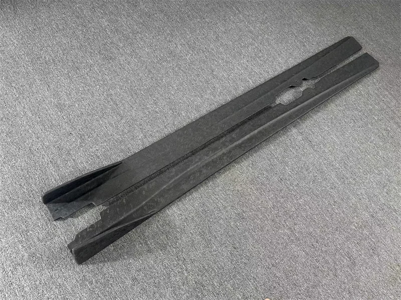 

Подходит для модифицированных автомобильных аксессуаров Ferrari F12, матовые кованые боковые полосы из углеродного волокна в стиле RZ.