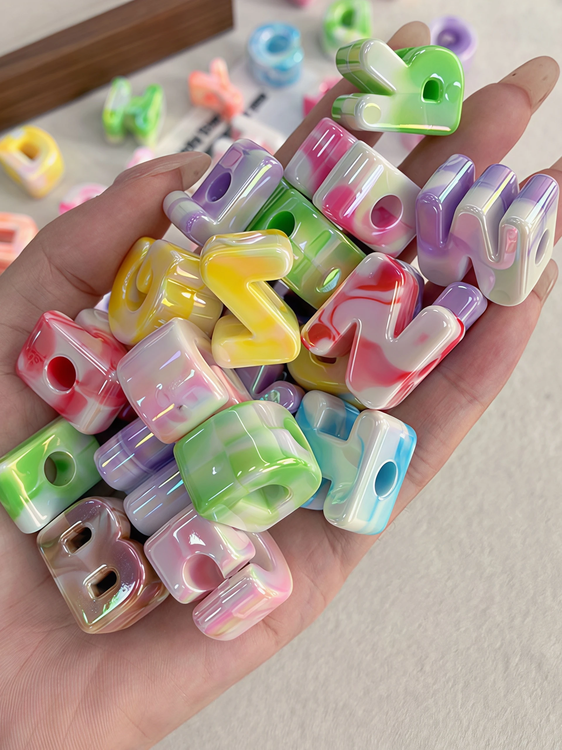 26-100 Stück Acryl-Alphabetperlen mit großem Loch, zweifarbig, irisierend, UV-beschichtet für DIY-Handykette, Schlüsselanhänger, Schmuckherstellung, lose Perlen – Detail 2