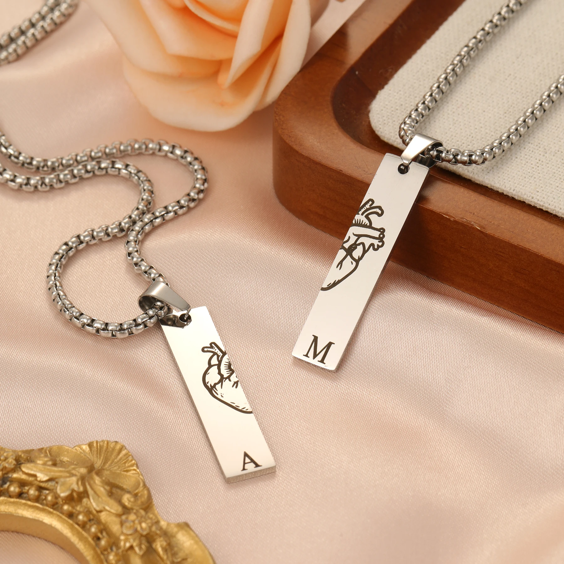 

Customized Letter Pendants Hot Personalized Couple Necklaces Customized Hearts Laser Engraved Jewelry Valentine's Day Gift Set