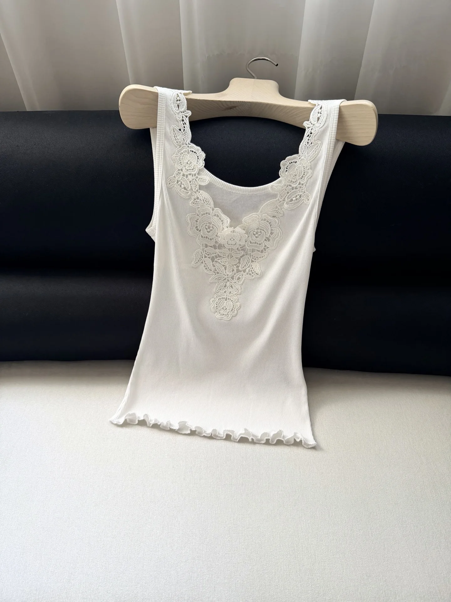 2026 Women Lace Embroidery Patch Knitted Vest V-Neck Sleeveless Fashion Slim White Tank Tops