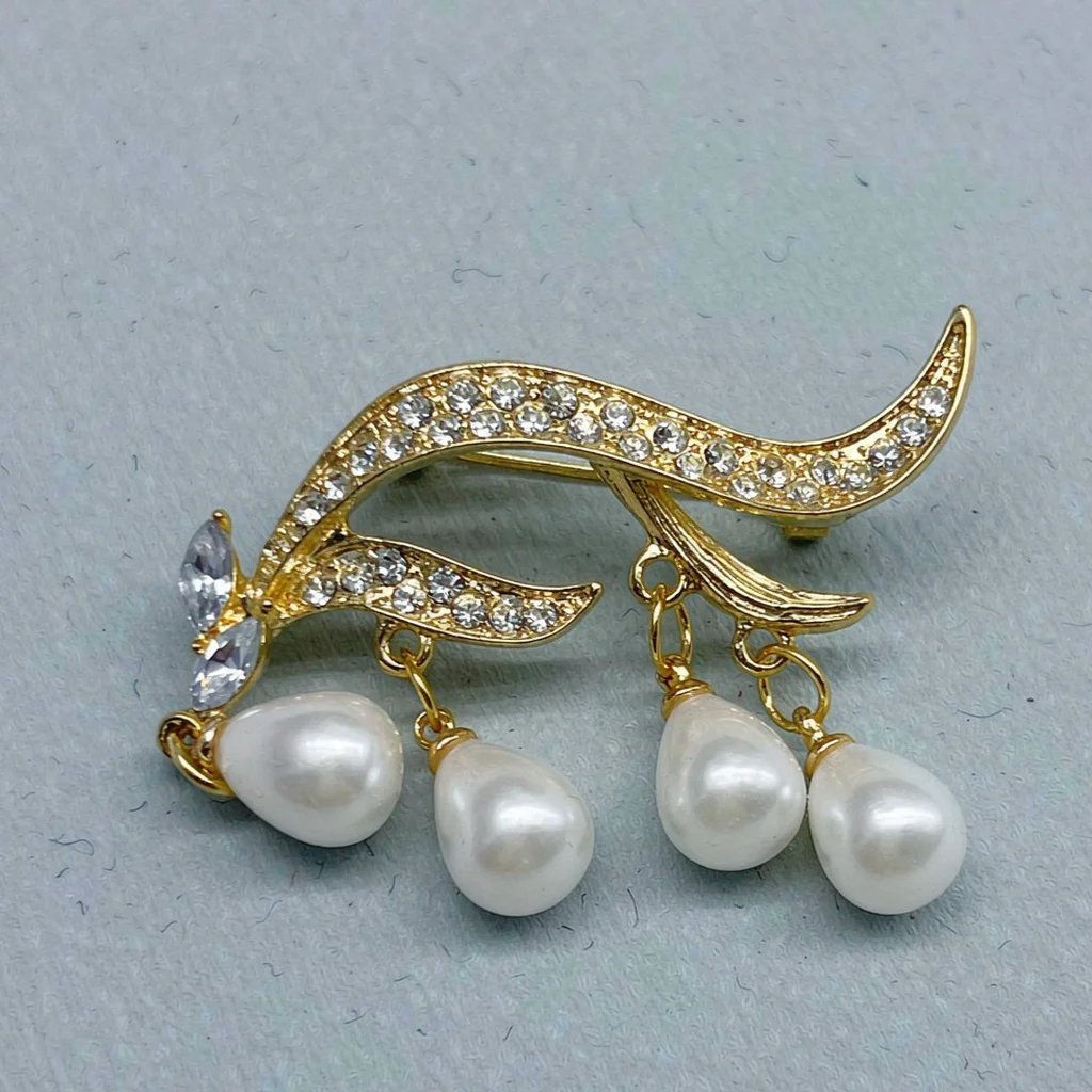 2026 Best Match: Metal Lapel Pin, Simple Shoe Accessory, Business Banquet Brooch, French Style Commuter Suit Lapel Pin, Stylish Brooch, Corsage, Bow Tie Accessory, Light Luxury Waterproof Badge, Exquisite Brooch, Badge Brooch, European Vintage Style, Elegant, Anti-Exposure Gadget, Women's Suit Pin