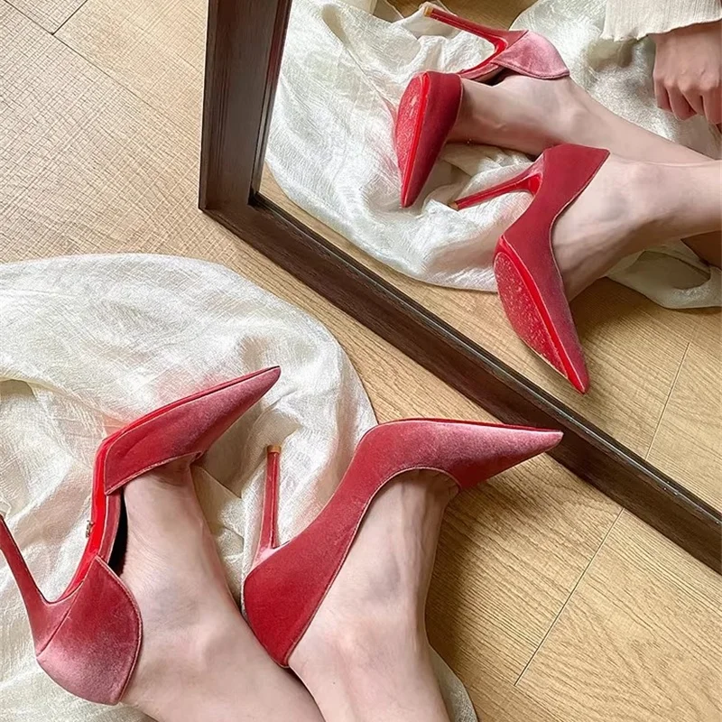 

Весенне-летние новые туфли-лодочки с открытыми боками, розовые замшевые, простые, на тонком каблуке, для банкетов, женские туфли на высоком каблуке.