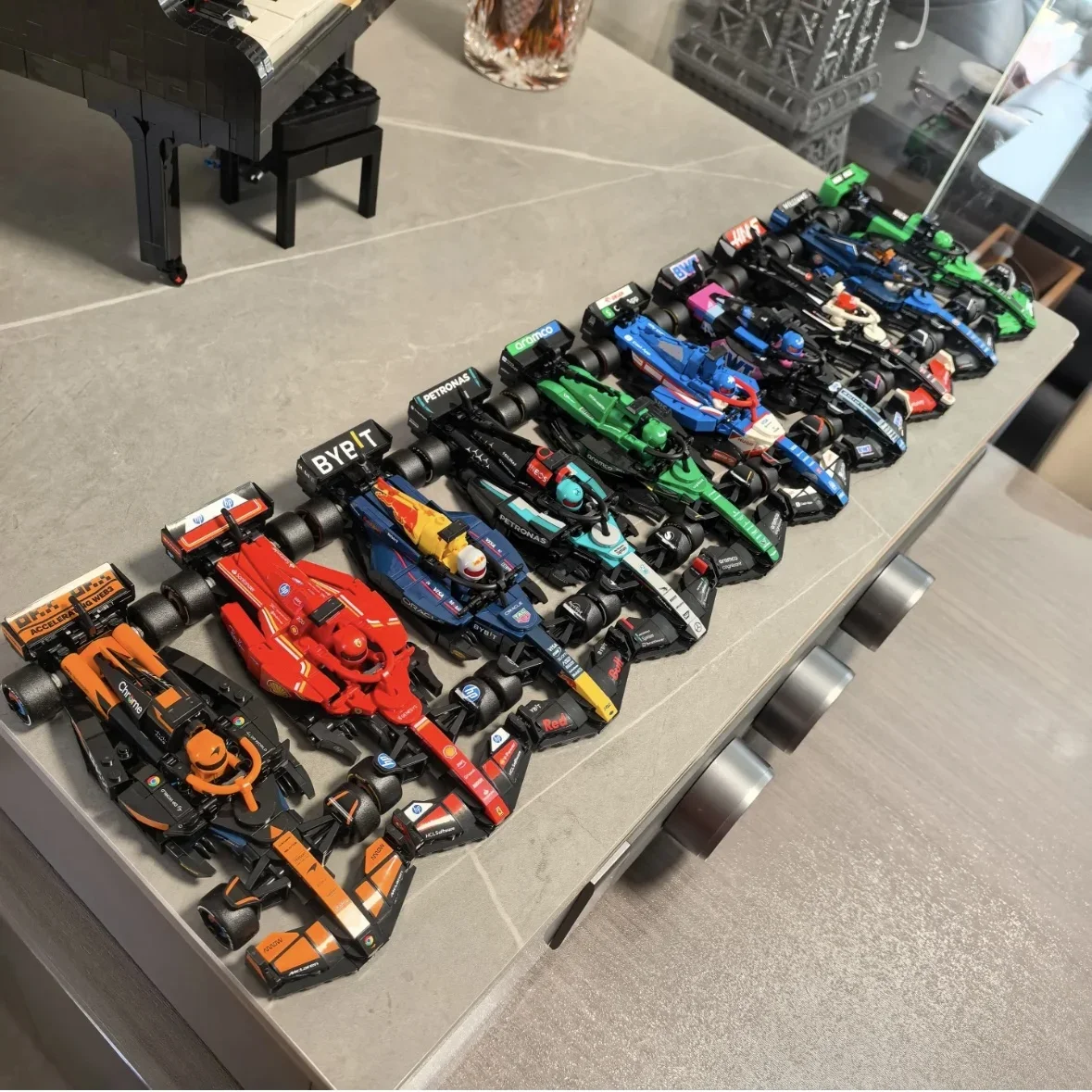 2601 قطعة متوفرة 77242-77251 مكعبات بناء سيارة فائقة السرعة F1، 10 ألعاب، ديكور منزلي، هدية عيد الميلاد 2025 موديل جديد