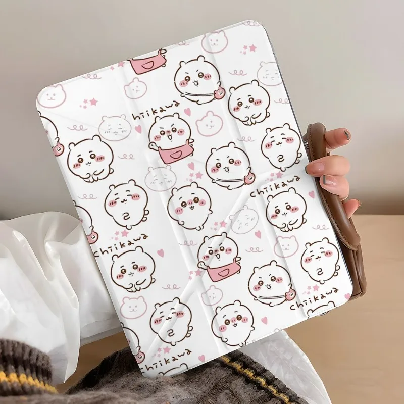 حافظة Chiikawa Ipad مع فتحة قلم لجهاز Ipad 11th A16 11 بوصة 2025 Air7 Mini7 8.3in Mini6 حافظة 10th 9th 6th 5th 9.7in Air1 2 Cover