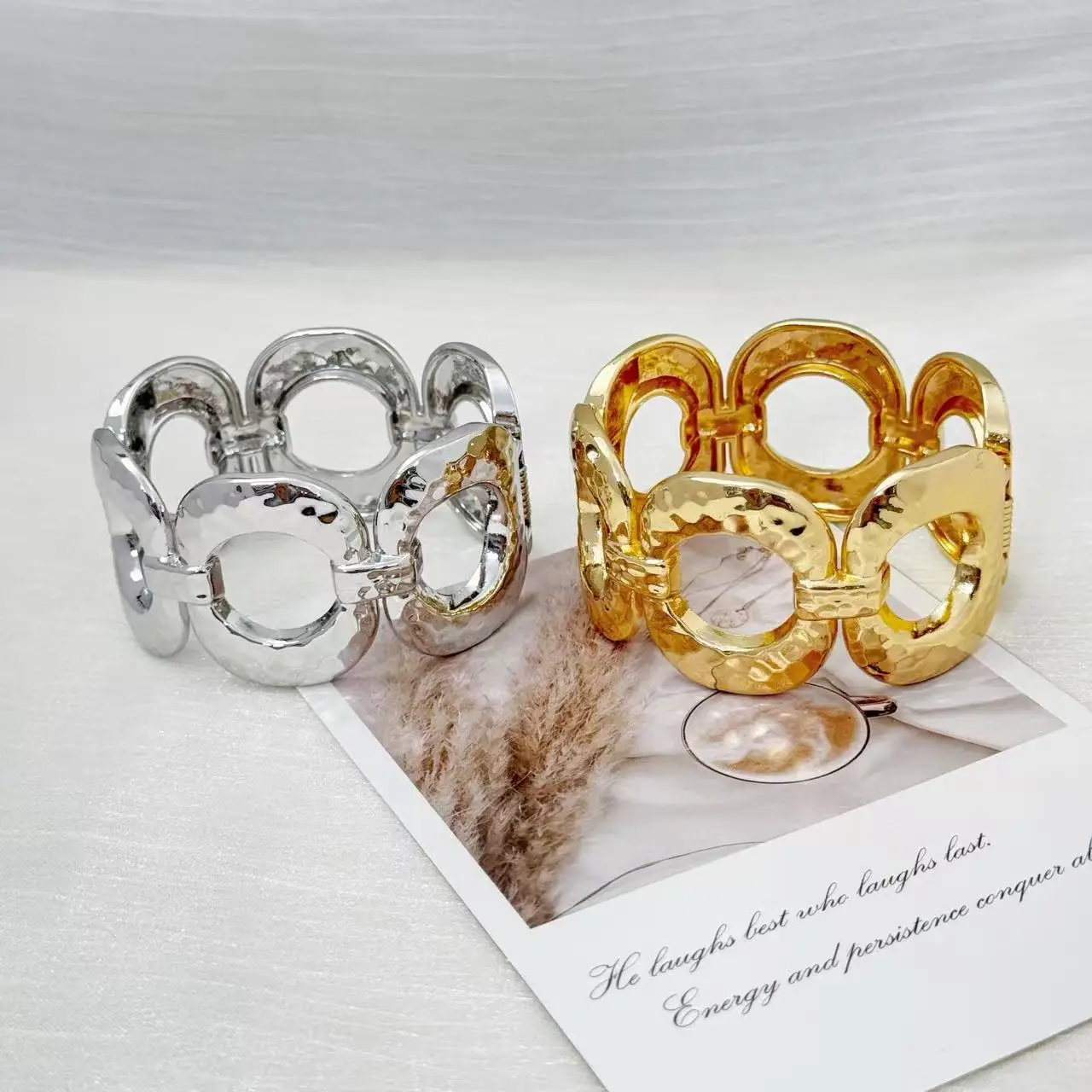 

Браслет в стиле хип-хоп с гладкой поверхностью, ажурным дизайном и широким профилем, персонализированный, модный аксессуар для рук