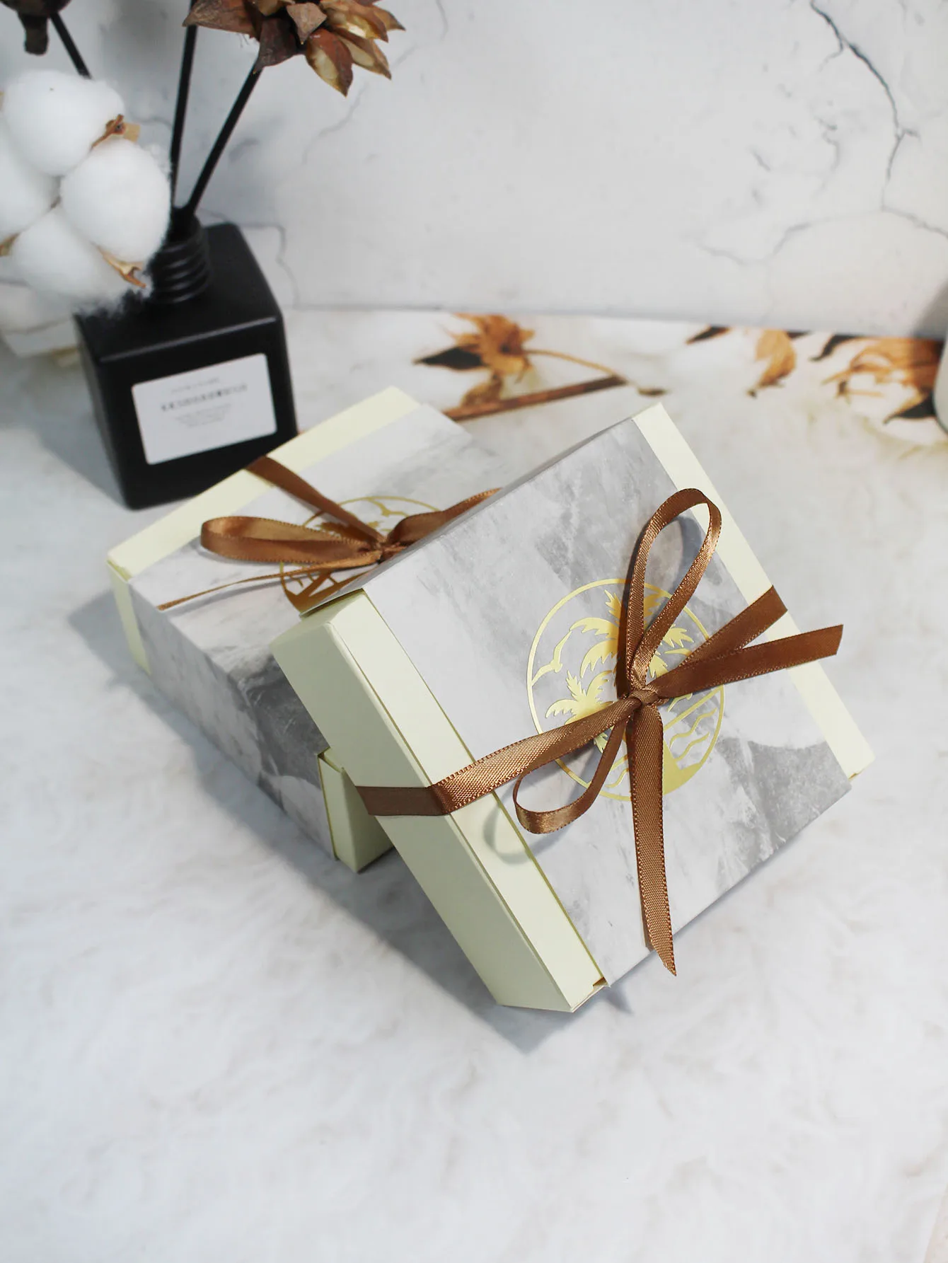 Palm Tree Patterned Gift Box, Elegant ribbon , Ideal for Saudi National Day, Perfect for Candy, Chocolate, or Small Cookies ﻿