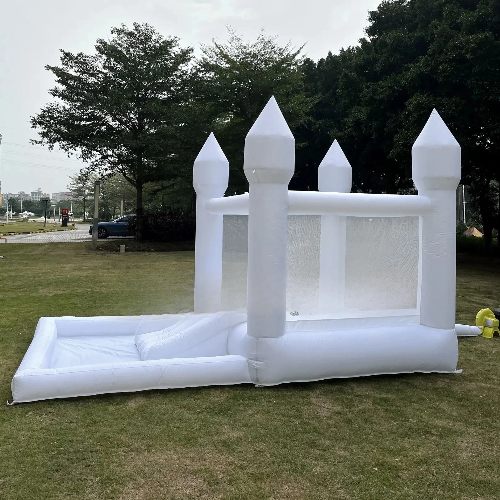 Wit Springkasteel Voor Zacht Spelen Maatwerk 13x8x8ft Oxford Opblaasbaar Springkasteel Tot Deur Inclusief Blower Kids Party