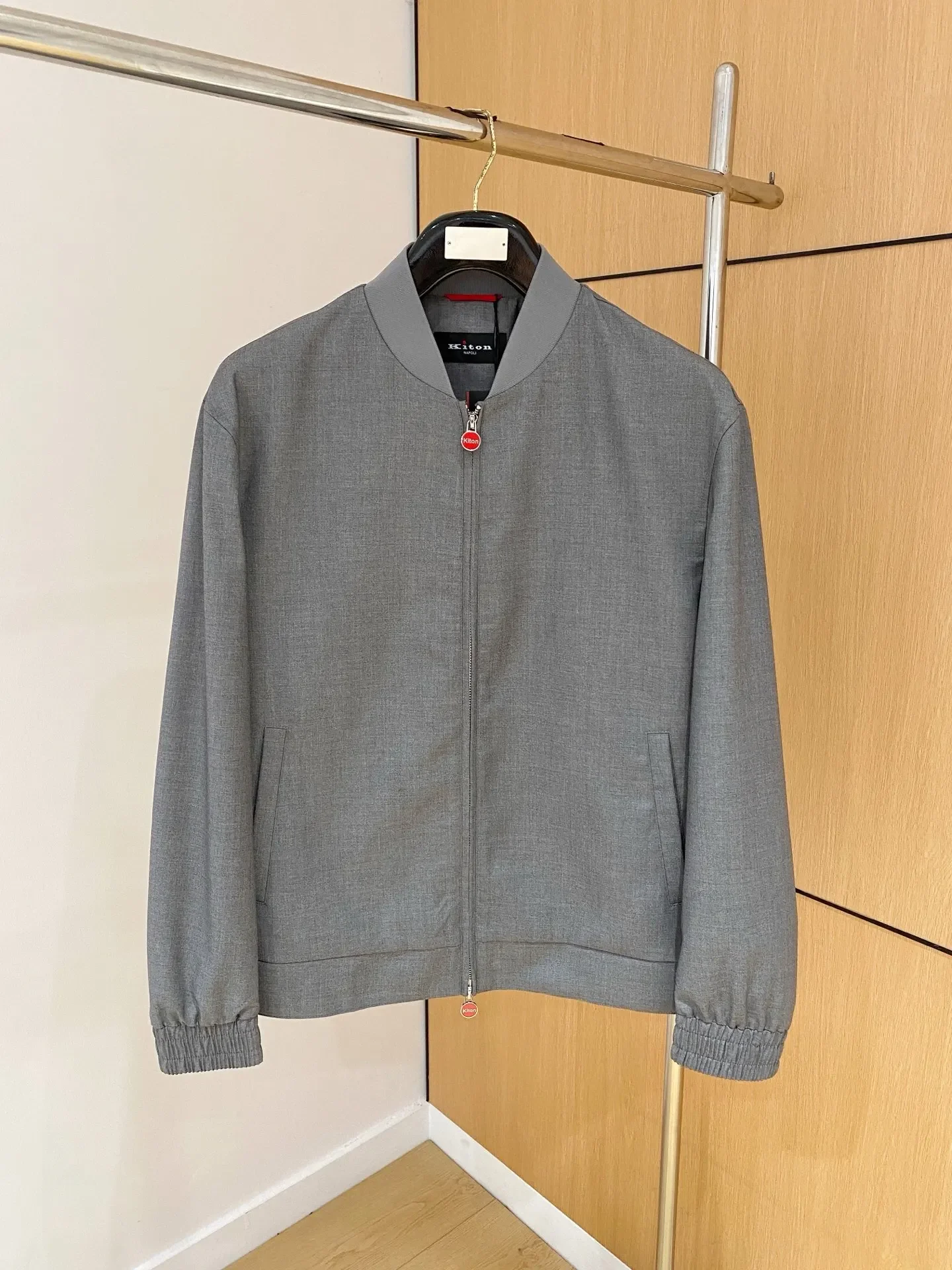Kiton Italian cotton fabric is light and soft to the touch, wearing a comfortable men's jacket