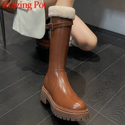 Krazing Pot 2024 vera pelle punta tonda Med Heels Snow Boot Stay Warm Fur Platform fibbia in metallo Retro Zipper stivali alti alla coscia