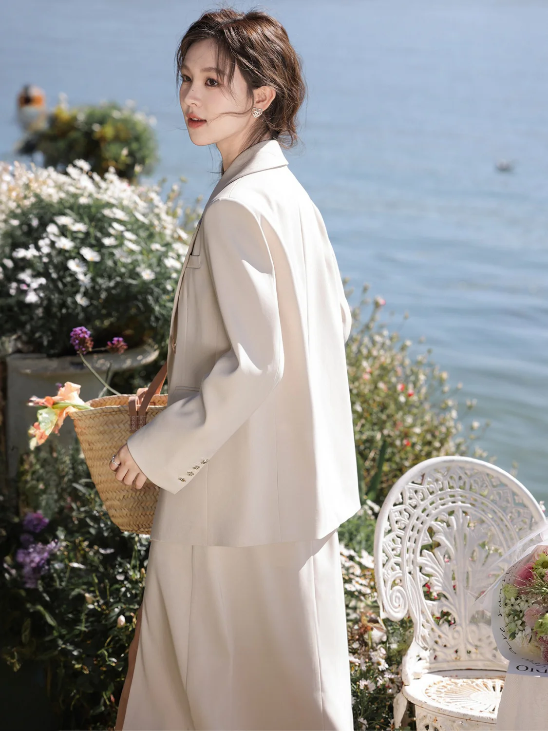 2025年レディースファッション トレンド ブレザー 女性らしいシルエット 伸縮性のあるペプラム カシミヤ混 キャメル色 七分袖 伸縮性のある万能型