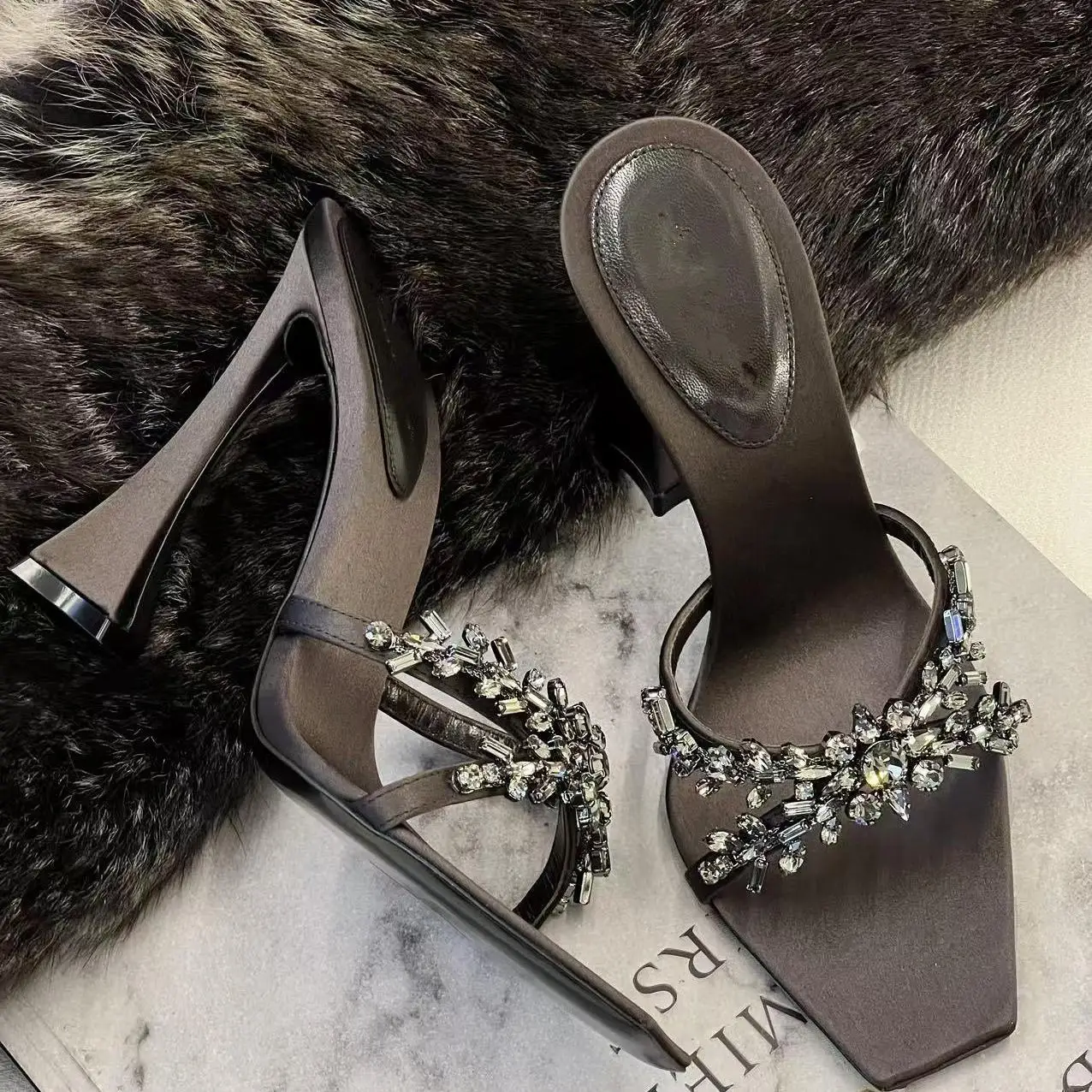 

Женские офисные женские темно-серые босоножки на высоком каблуке с квадратным носком, 10 см, украшенные стразами и кристаллами, официальная вечерняя обувь для вечеринок