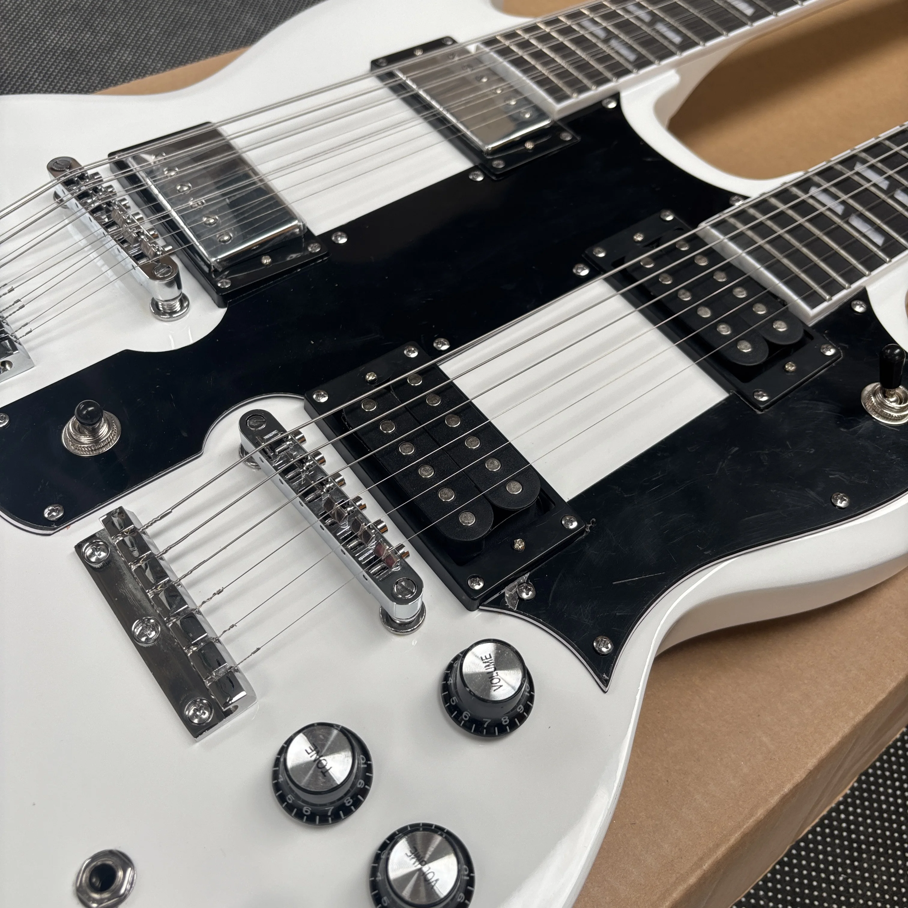 White double-headed electricguitar with black guard,multi-knob volume control guitars,professional performance electric guitarra