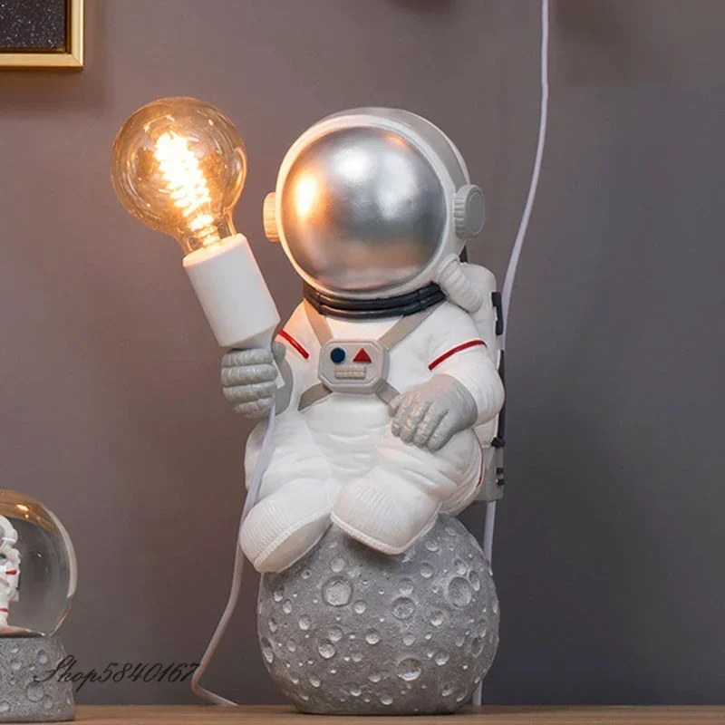 

Modern Astronaut Table Lamp Art Deco Resin Lamp Table Bedroom Lamp Creative Living Room Loft Decoration Space Man Desk Light LED