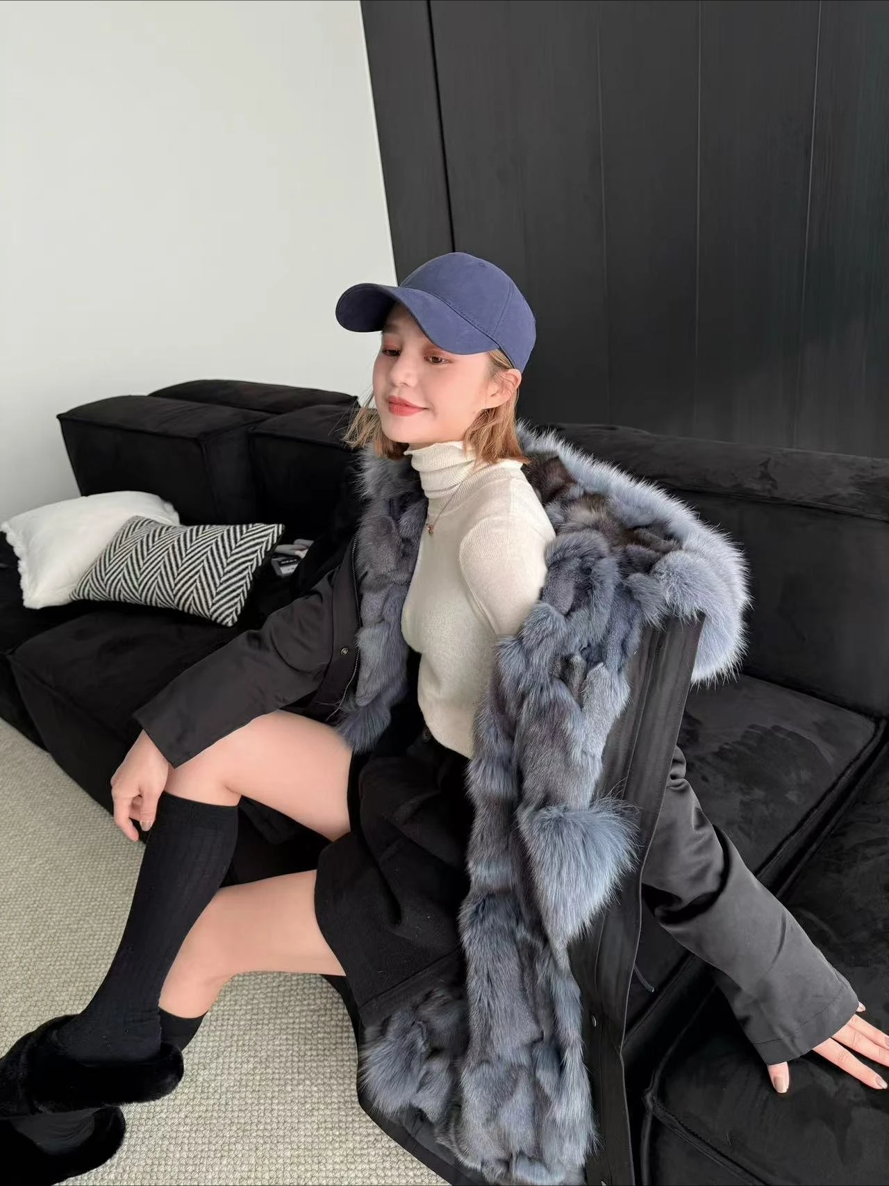 Le nouveau manteau d'hiver en fourrure semblable à du renard, veste mi-longue avec Parka détachable de Pai Pai est à la mode et au chaud pour les femmes