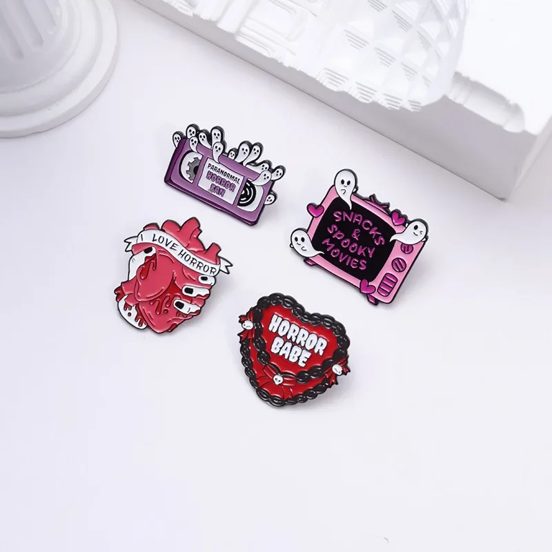 Broche de halloween bonito rosa estilo punk fantasma metal emblema pequenos presentes atacado boné pino chapéu pinos para bonés broches decorativos saco