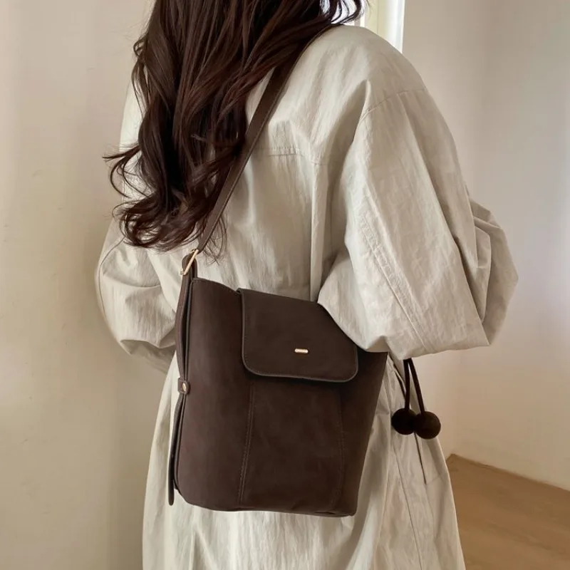 

Лето 2026, женская сумка через плечо с магнитной застежкой и съемным шармом кофейно-коричневого и черного цвета для повседневной носки