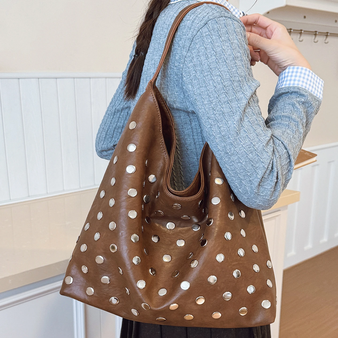 

Большая вместительная сумка на плечо для женщин, осенние новые модные сумки для покупок с заклепками, однотонные повседневные женские сумки-тоут с пряжкой