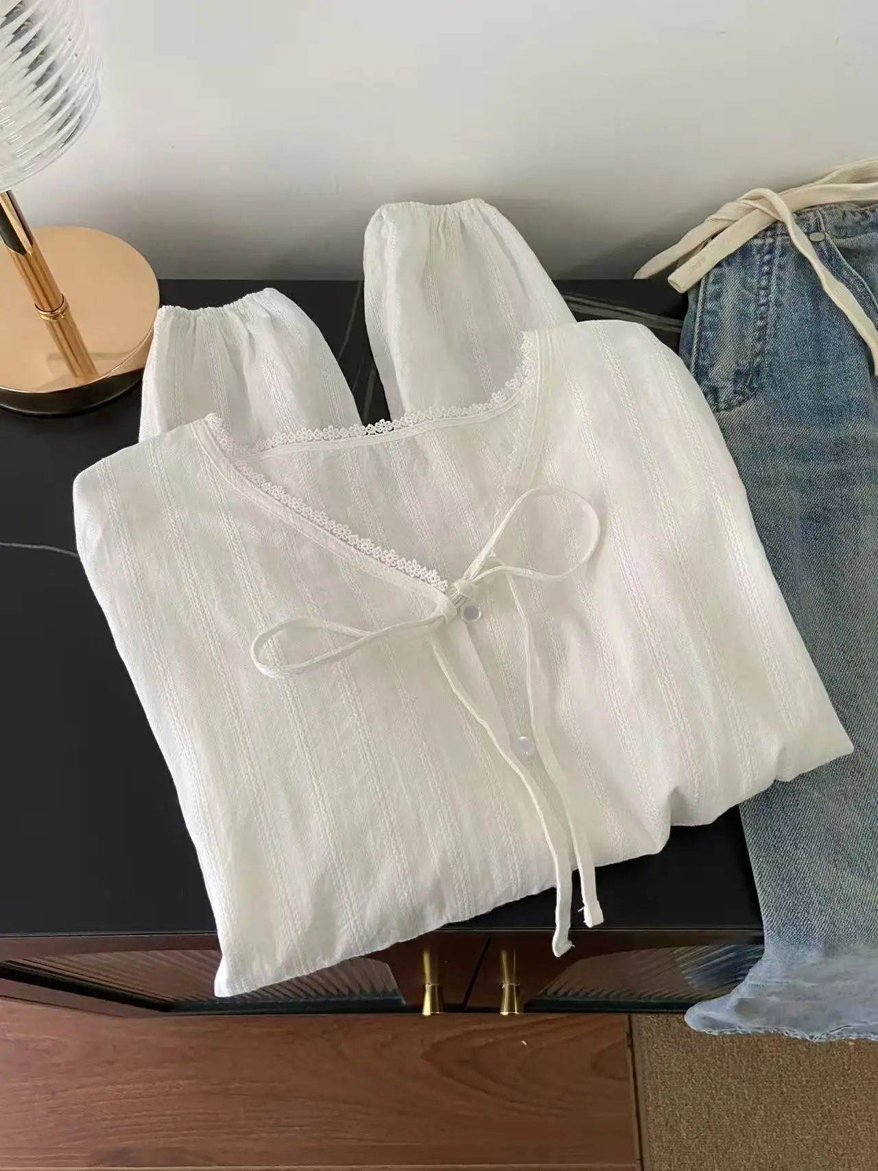 

French Style Loose Fit Long Sleeve V-Neck Lace Trim Shirt Women's Elegant Slimming White Shirt with Bow Tie Spring 2026