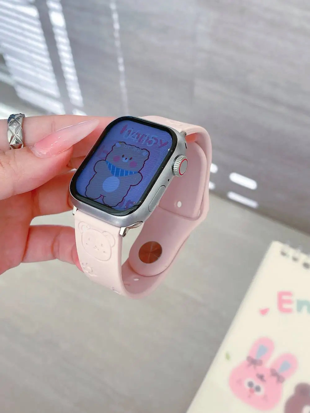 ファッション漫画風クマ シリコンケースバンド Apple Watch カバーストラップ シリーズ10/9/8/7 40mm 41mm 42mm 44mm 45mm 46mm対応