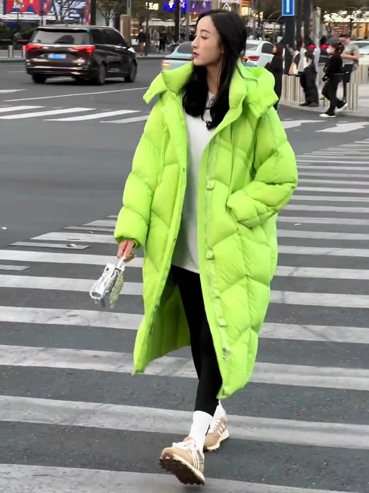 Długi, ocieplany płaszcz puchowy z kapturem, luźny, biały, zimowy, ciepły, idealny do dojazdów do pracy.