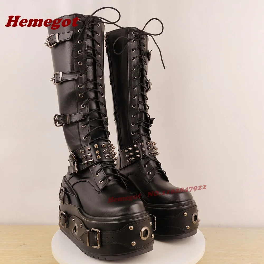 

Черные мотоциклетные ботинки на платформе с заклепками, с круглым носком, металлическим декором и пряжками, высокие до колена, на шнуровке, с заклепками, на танкетке, сексуальные, для женщин
