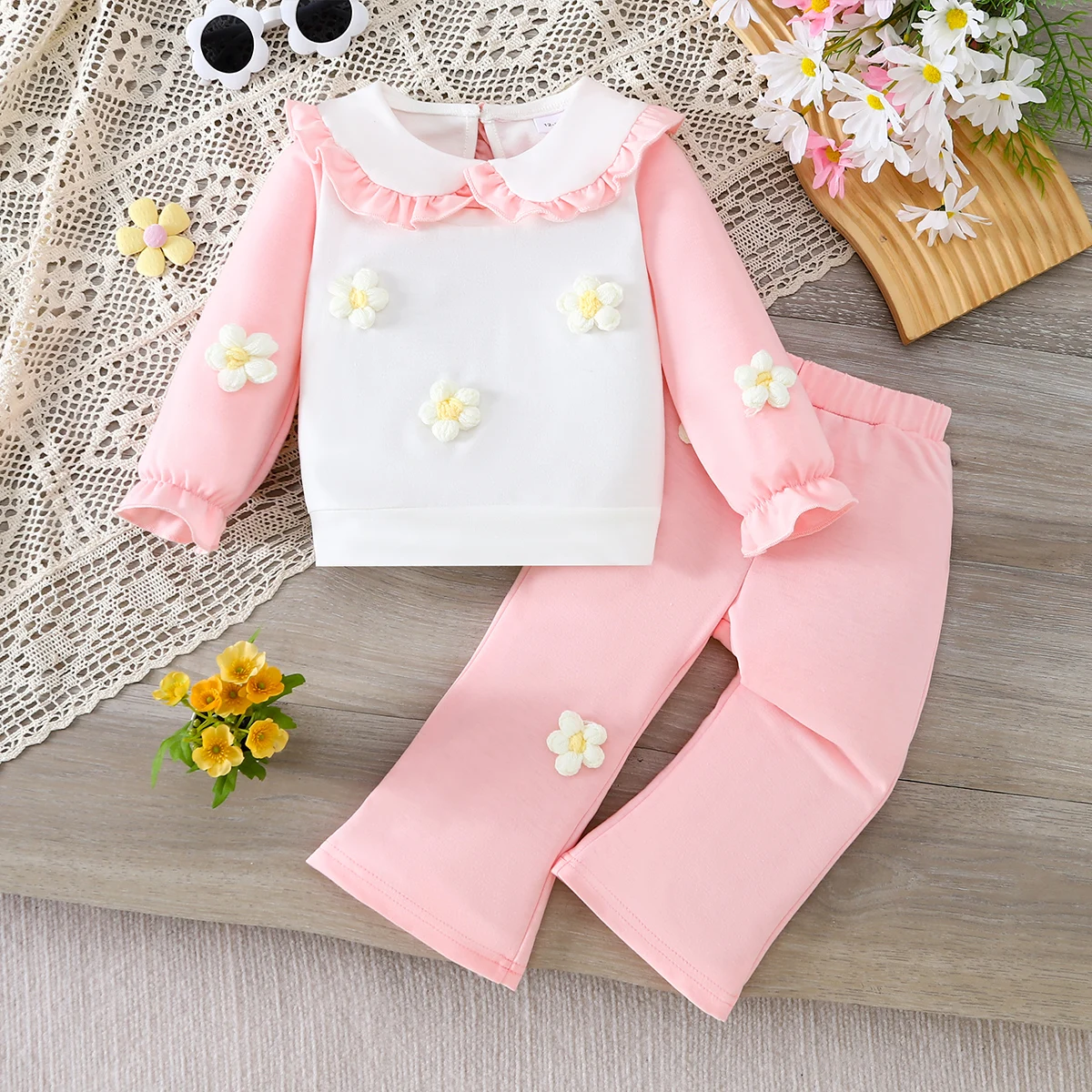 【طقم مكون من قطعتين للربيع والخريف للفتيات الصغيرات】زي ديكور على شكل زهرة حلوة: بلوزة مطلية باللون الأبيض والوردي + بنطال وردي واسع. تتميز دمية #1