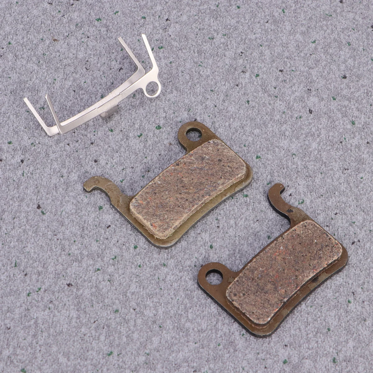 

2Sets Semi-Metallic Resin Brake Pads Replacement Multi-Metallic Brake Cushion High Temperature Resistance Low Disk Wear