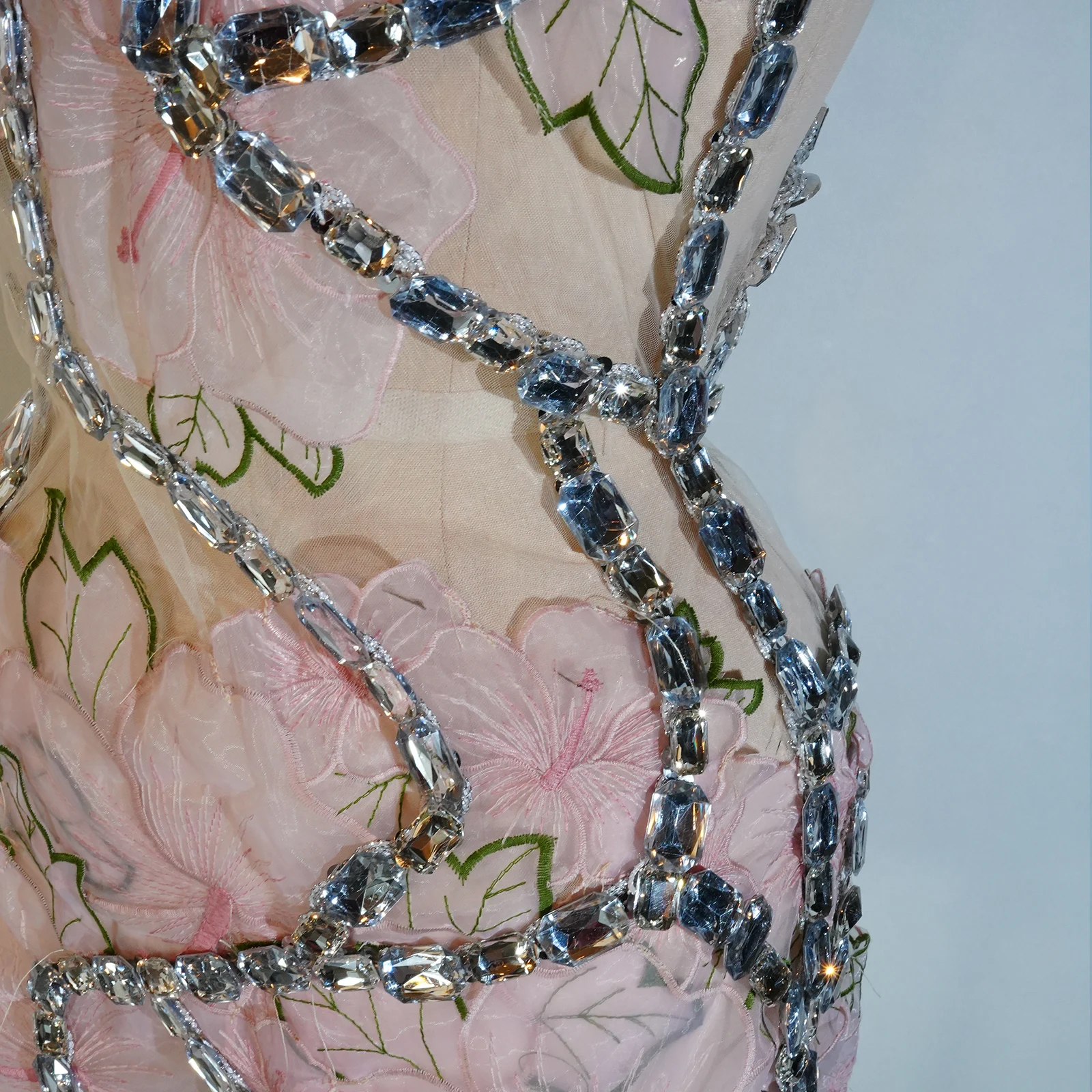 반짝이는 스팽글 핑크 숏 스커트 플로럴 드레스 섹시한 홀터 드레스 공연 파티 생일 무대 고고 퀸