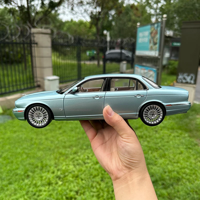 Los modelos de coches casi reales AR 1/18 Jaguar XJ6 X350 dan regalos a amigos, juguetes para adultos, regalos de cumpleaños a amigos, espectáculo