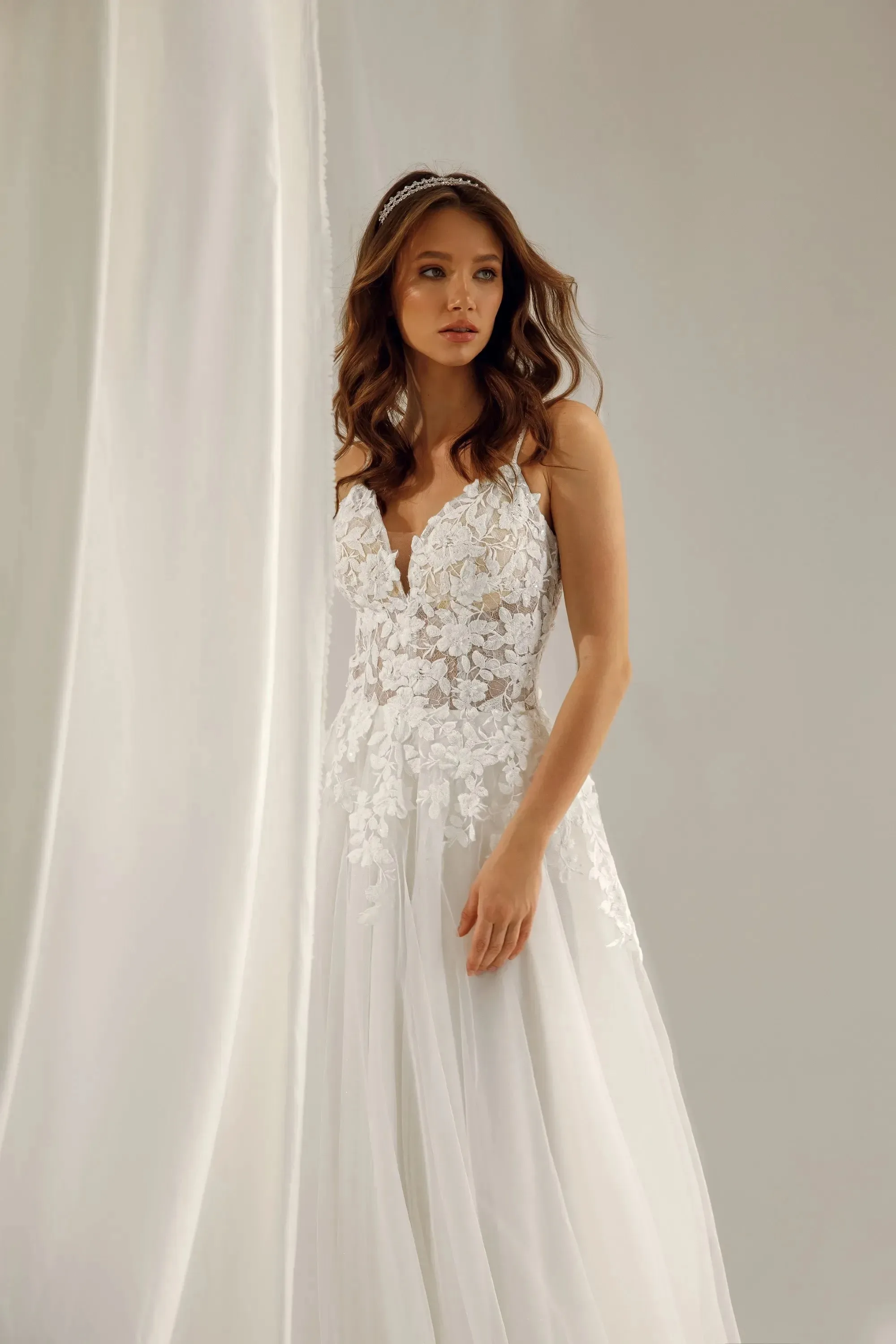 Abiti da sposa Boho per le donne 2025 Scollo a V in pizzo Tulle A-Line Abito da sposa Abiti da sposa formali senza schienale romantici personalizzati
