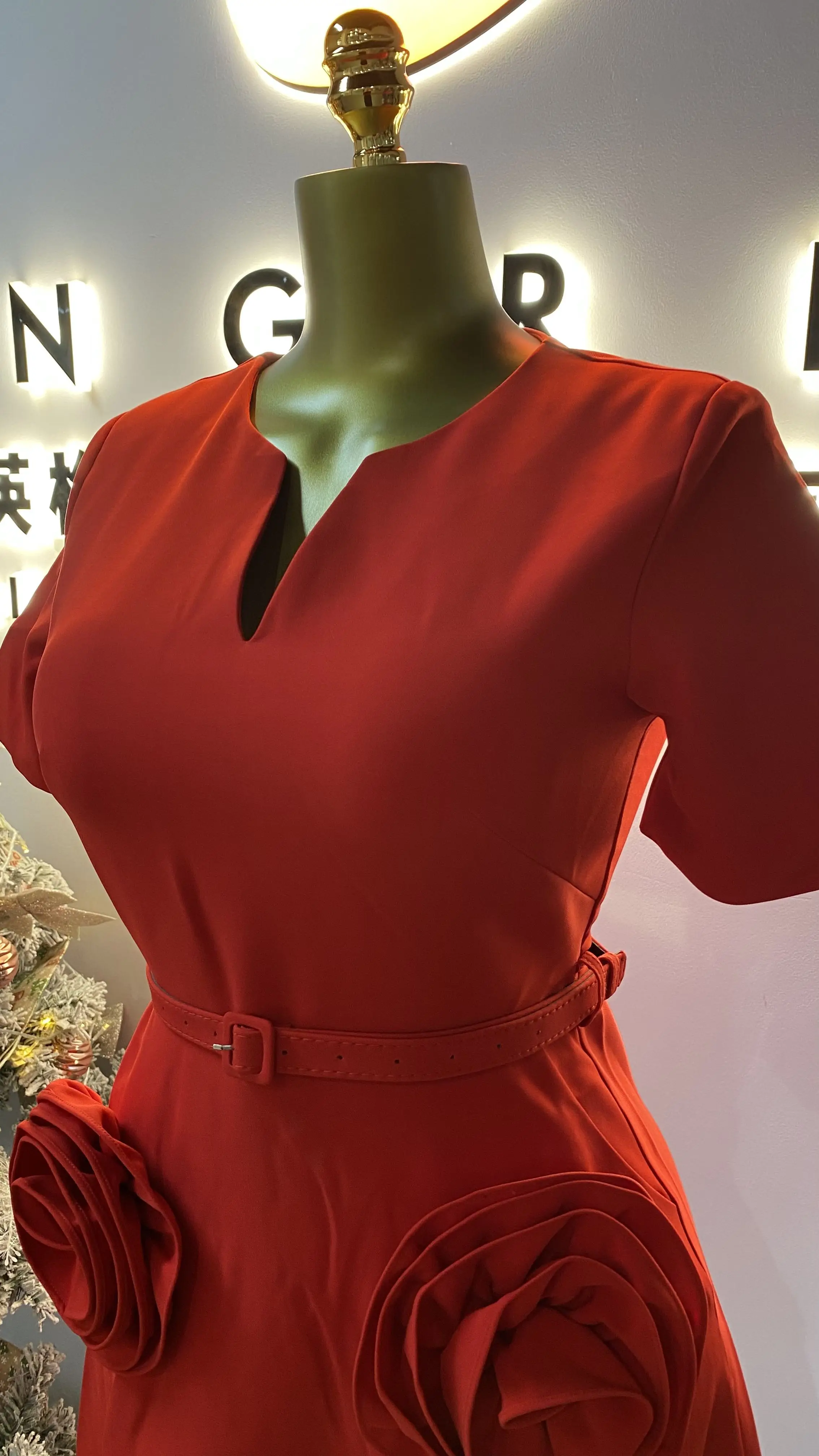 2025 صيف جديد موضة محبوك الخامس الرقبة ثلاثية الأبعاد الأزهار قصيرة الأكمام ألف خط السراويل بالجملة فستان مكتب رسمي-GZXX089