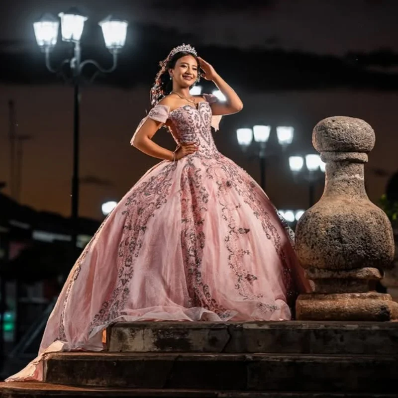 

Простое розовое платье для квинсеаньеры с открытыми плечами, блестящими аппликациями, кружевом, длинным шлейфом и бантом. ﻿ Настройте на свой вкус