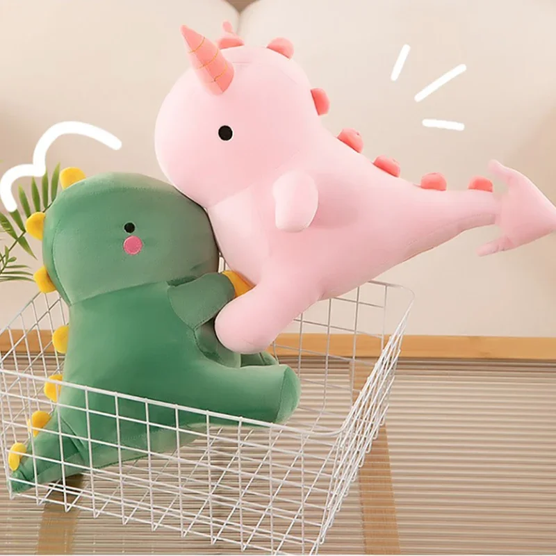 ตุ๊กตาไดโนเสาร์น่ารักนุ่มนิ่ม นั่งถือหัวใจ มีเขาสีดำแดง ของเล่นตุ๊กตาสัตว์การ์ตูน ของขวัญ