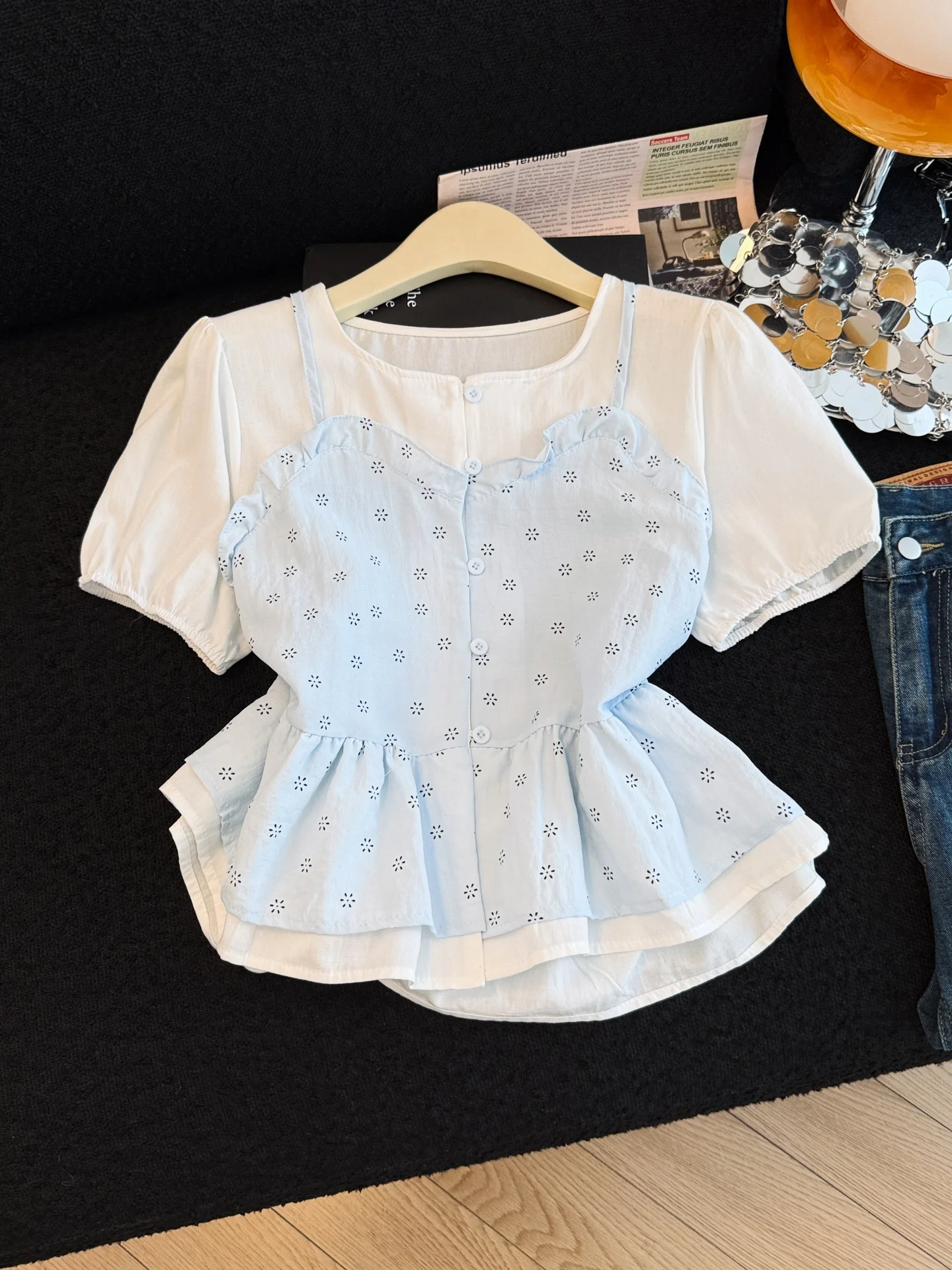 

Новая модная женская летняя блузка с короткими рукавами-фонариками, контрастными цветами и оборками по низу, синяя, с цветочным принтом