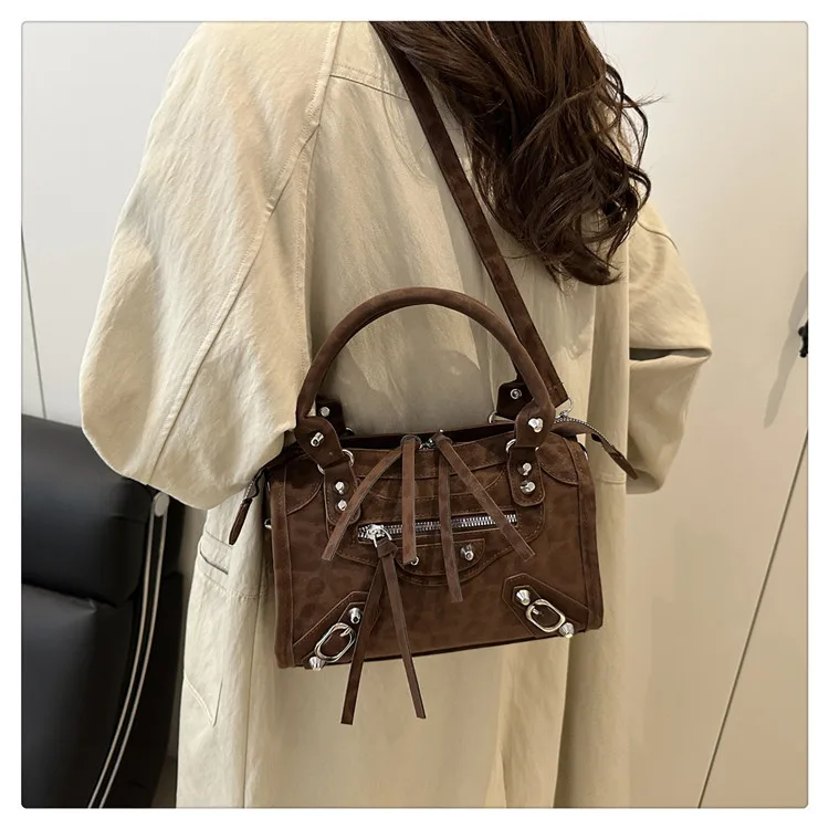 Vintage Wildlederähnliche Handtasche, Nieten-Reißverschluss-Dekor, Abnehmbarer Langer Riemen, Retro-Punk-Umhängetasche für Pendlerinnen – Detail 22