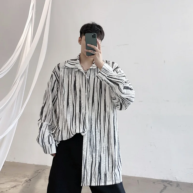 قمصان متدفقة عالية الجودة للرجل الكورية الفاخرة فضفاضة سميكة الرجال قميص مخطط كم طويل ملابس أداء المرحلة عادية