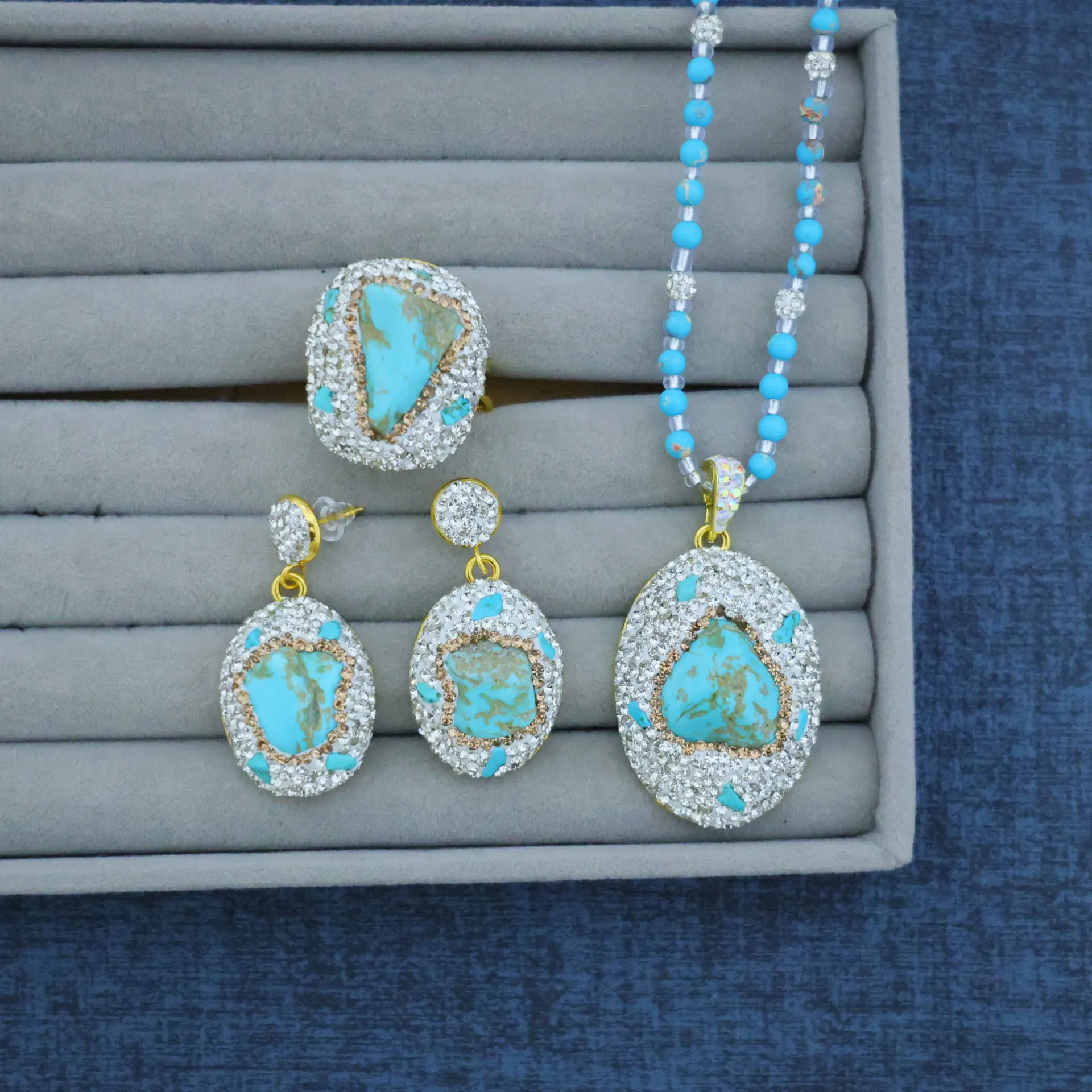 

DIY accessories The new natural rough stone turquoise pattern set is embedded with a three-piece set of fashion and light luxury