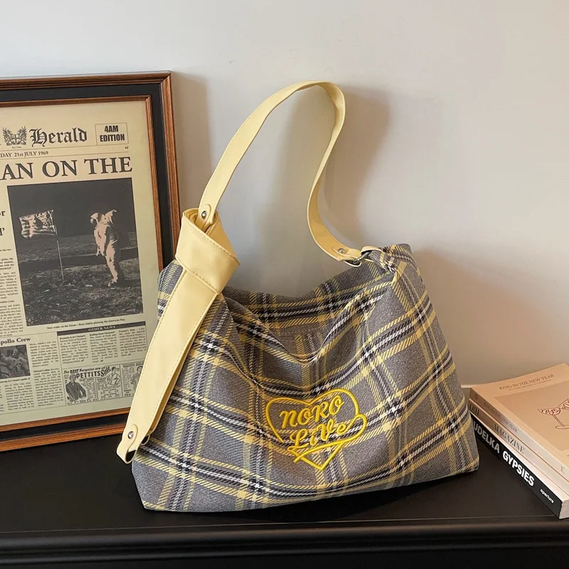 

Новая классическая желтая сумка-тоут от дизайнера имеет универсальный и модный дизайн, подходящий для ношения через плечо или как кроссбоди.