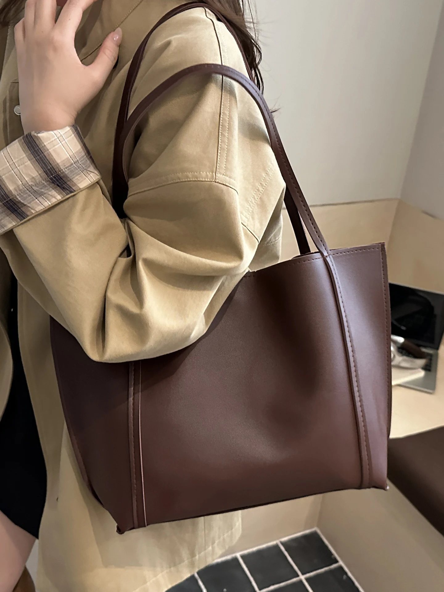 

Вместительная модная сумка-тоут 2025: Новинка осенне-зимнего сезона, стильная городская сумка с дополнительной детской сумкой через плечо