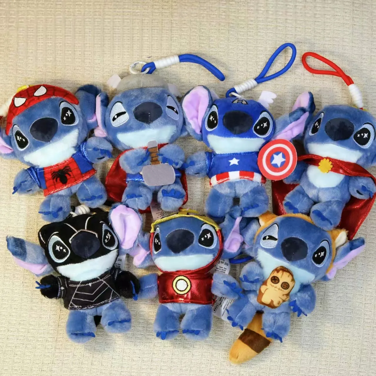 ¡NUEVO! Llaveros de peluche de punto para niños, juguete de colección, figuras de Thor Iron Man Spider Man, bolsa de juguetes, colgante, regalos sorpresa de Navidad