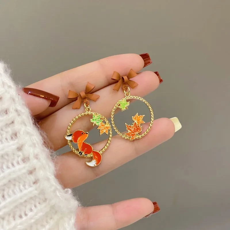 Unique Design Asymmetrical Cute Little Fox Earrings for Women Vintage Red Maple Leaf Clip on Earrings New Jewelry Birthday Gifts