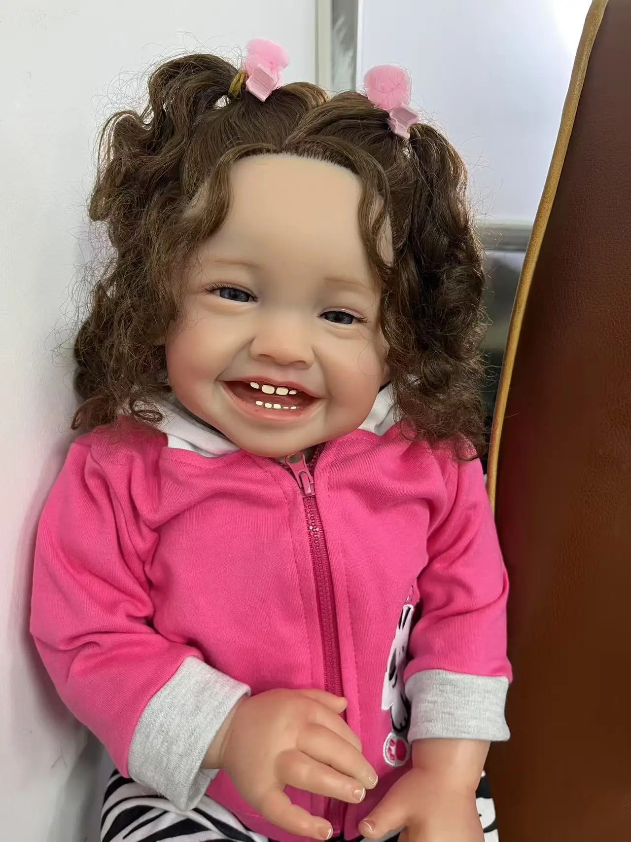 60CM Lalka Reborn Niemowlę Mila Happy Baby Realistyczna Lalka Dziecięca Malowana Skóra 3D z Widocznymi Żyłkami Bonecas Bebe