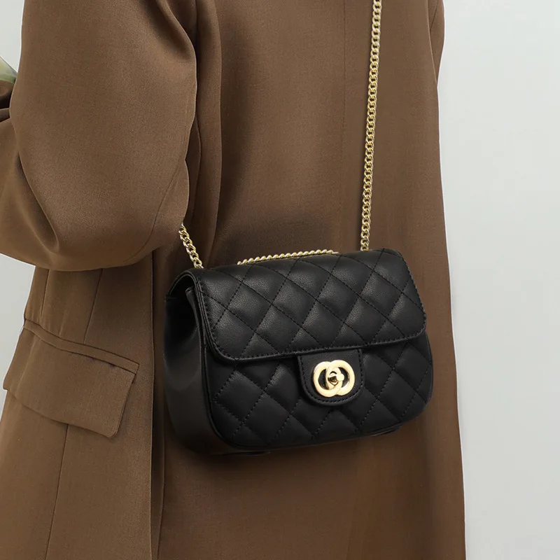 bolso-cuadrado-pequeno-para-mujer-bandolera-de-cuero-a-la-moda-2024