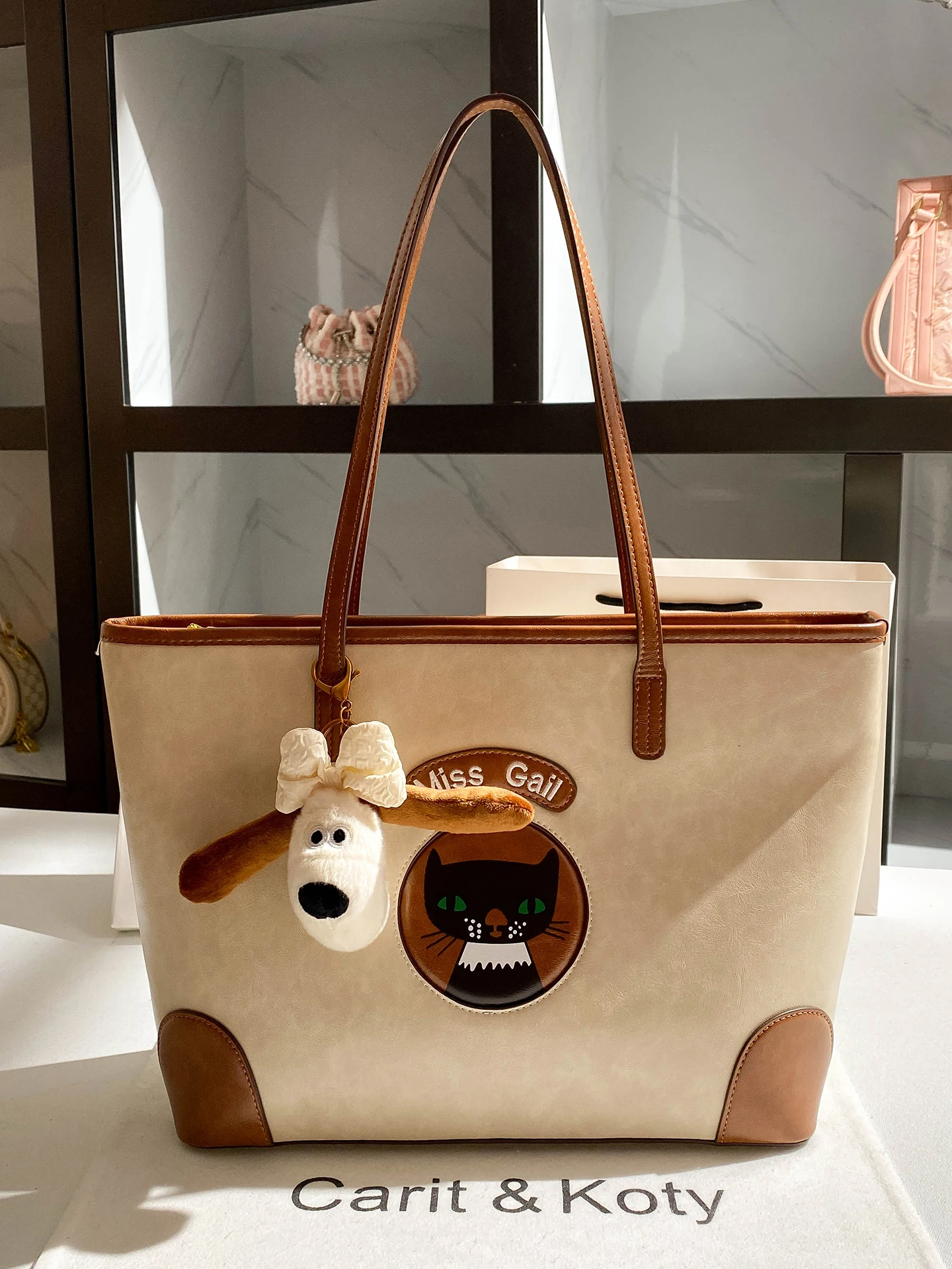 

Luxury and Vintage Tote Bag with Lovely Doll Pendant and Cartoon Printing Women Newly Trendy and Large Capacity Shoulder Handbag