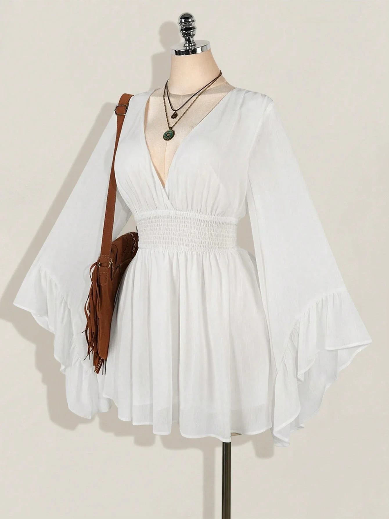 

Женское мини-платье однотонного цвета с расклешенными рукавами и зауженной талией