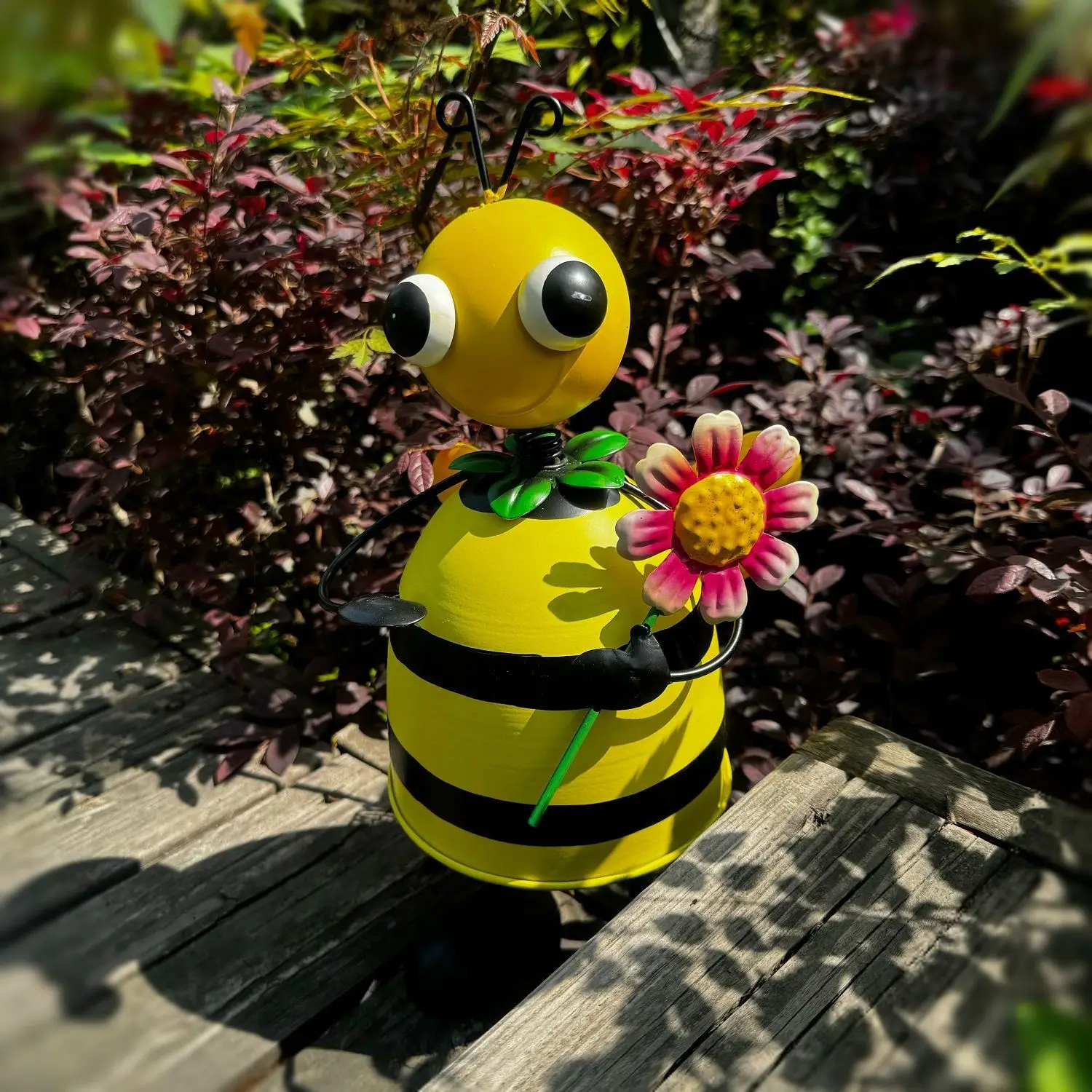 

Cute Bee Statue Standing Honeybee Figurine for Outdoor Patio Lawn Porch Yard Backyard Outside Indoor Home Decor Garden Ornaments